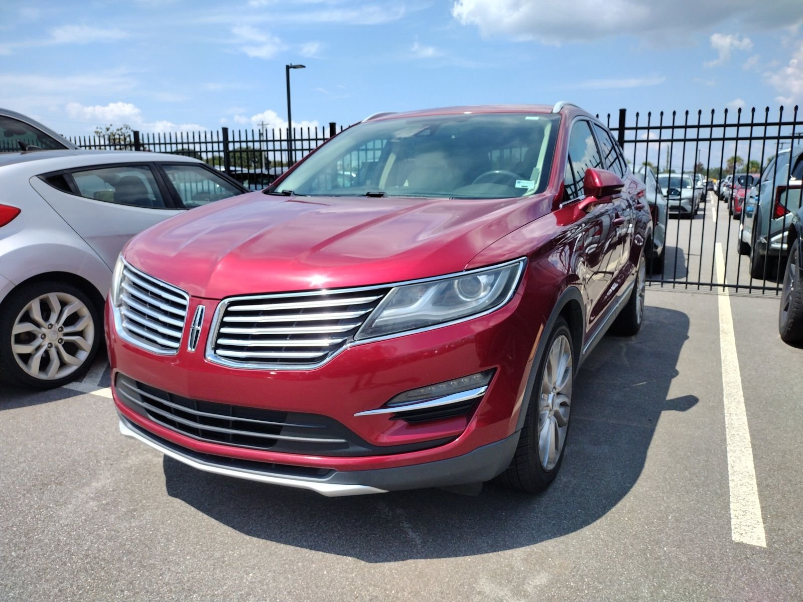 Used 2017 Red Lincoln Reserve image 3