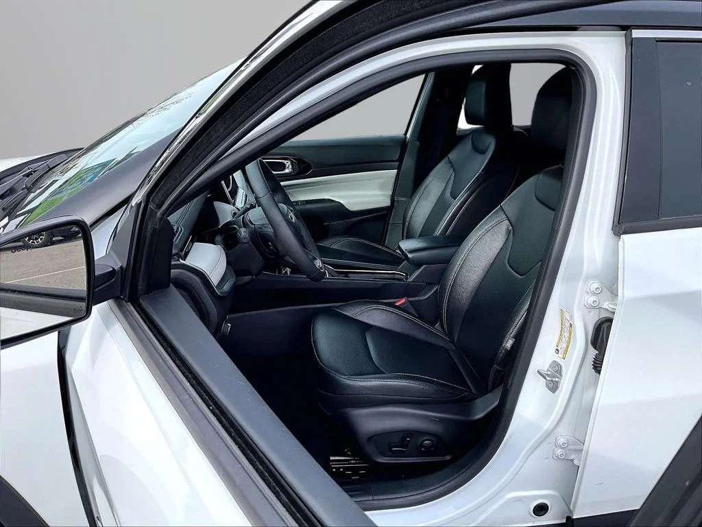 Used 2025 White Jeep Limited image 26