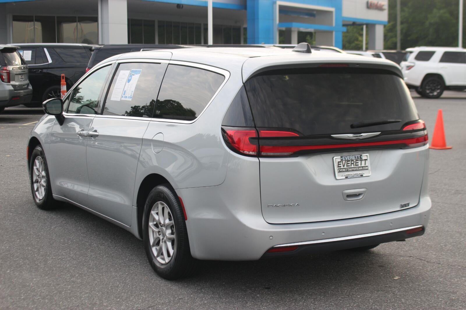 Used 2024 Silver Chrysler Touring L image 5