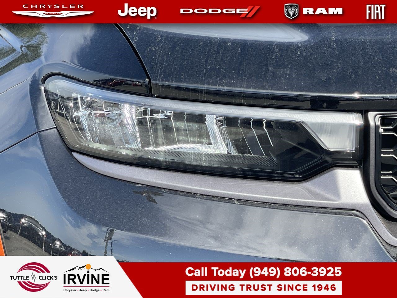 New 2026 Diamond Black Crystal Pearl-Coat Exterior Paint Jeep Laredo Altitude image 7