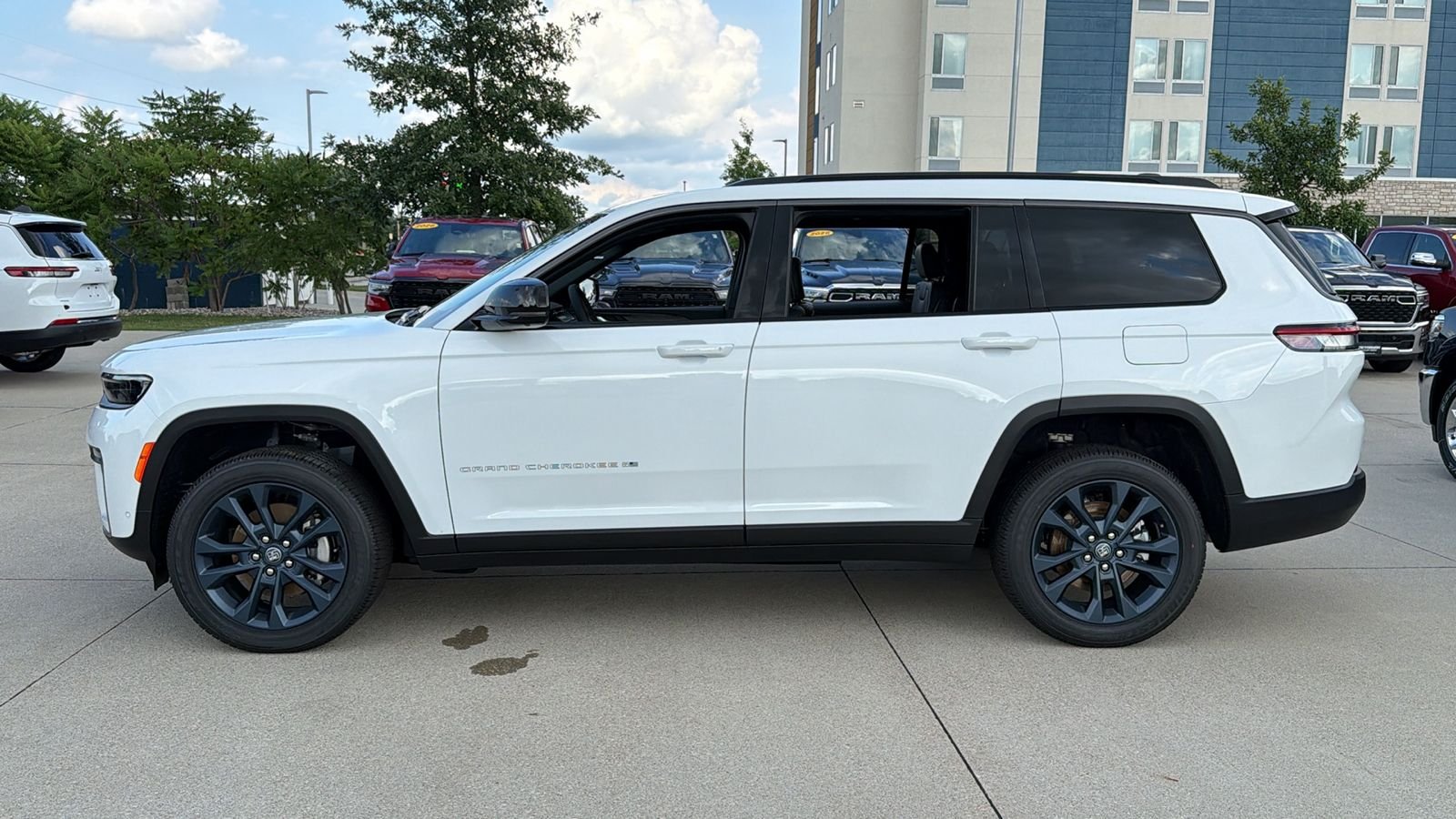 New 2026 Bright White Clear-Coat Exterior Paint Jeep  image 5