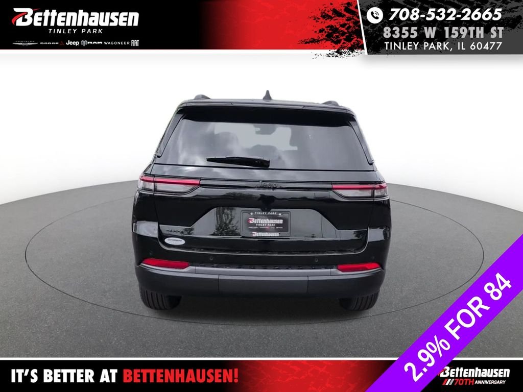 New 2026 Diamond Black Crystal Pearl-Coat Exterior Paint Jeep Laredo image 9