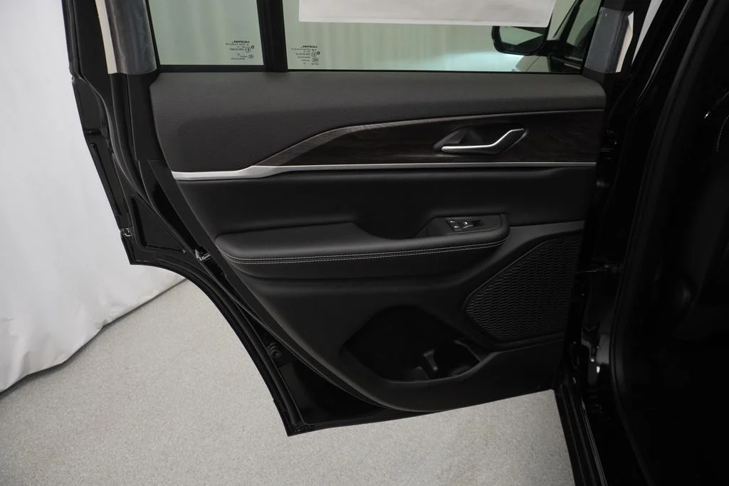 New 2026 Diamond Black Crystal Pearl-Coat Exterior Paint Jeep Laredo Altitude image 29