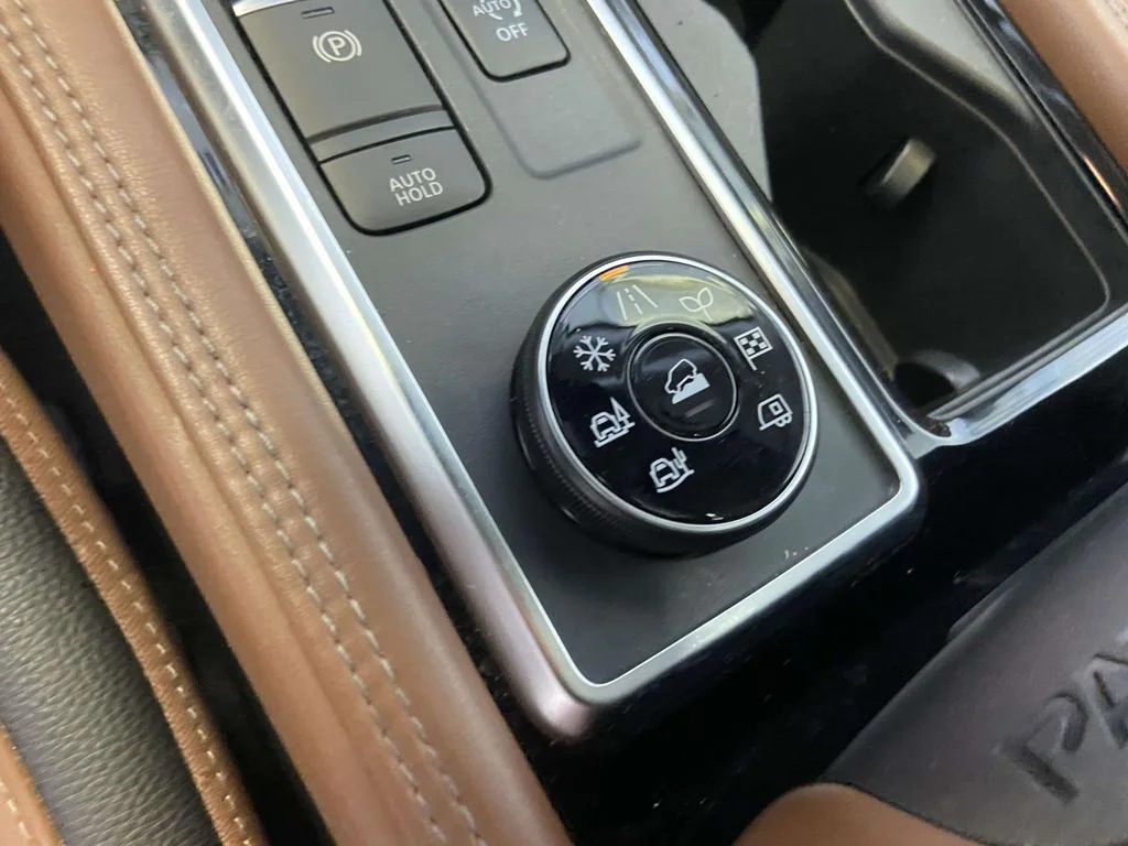 Used 2023 White Nissan Platinum image 24