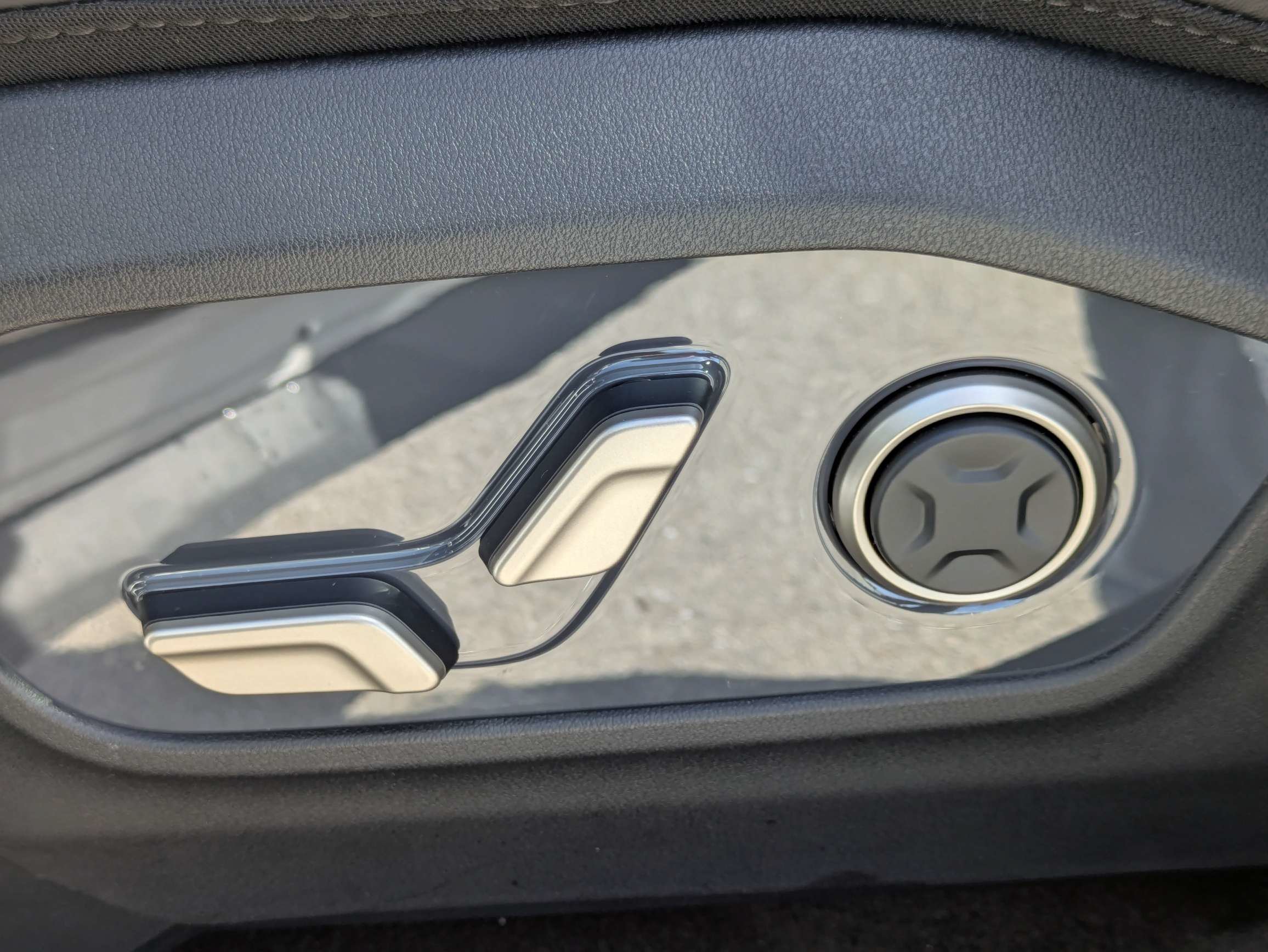 New 2027 Glacial White Pearl Kia EX image 25