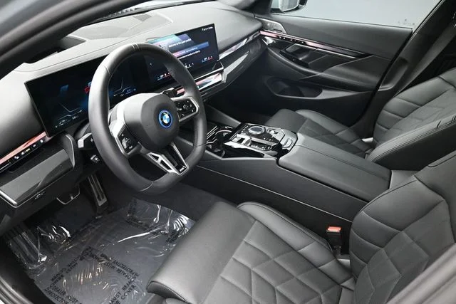 Used 2026 Gray BMW 550e xDrive image 19