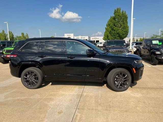 New 2026 Diamond Black Crystal Pearl-Coat Exterior Paint Jeep Limited Reserve image 4