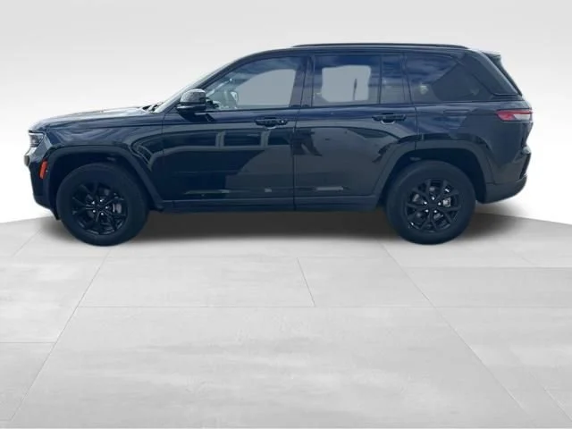 Used 2025 Black Jeep Altitude image 9