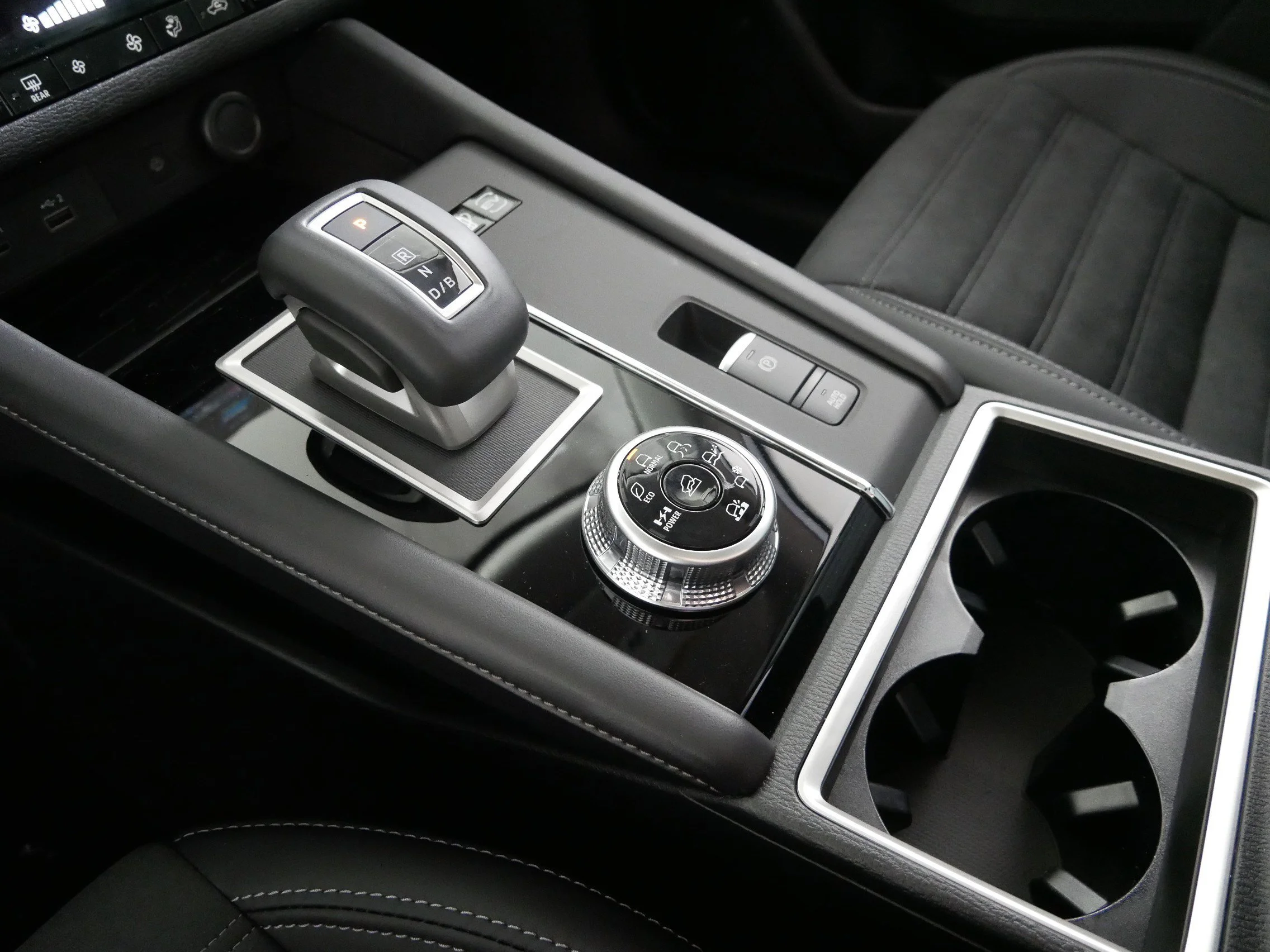 2025 Mitsubishi Outlander Plug-in Hybrid SE - Photo 6