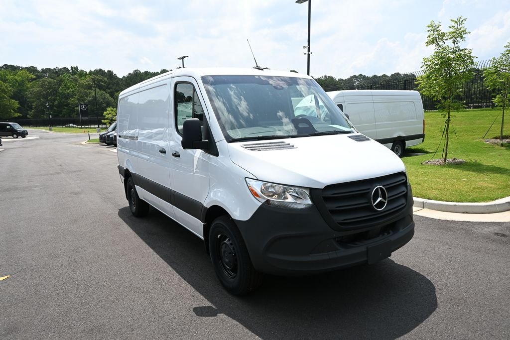 Used 2025 Arctic+White Mercedes-Benz Cargo 144 WB image 21