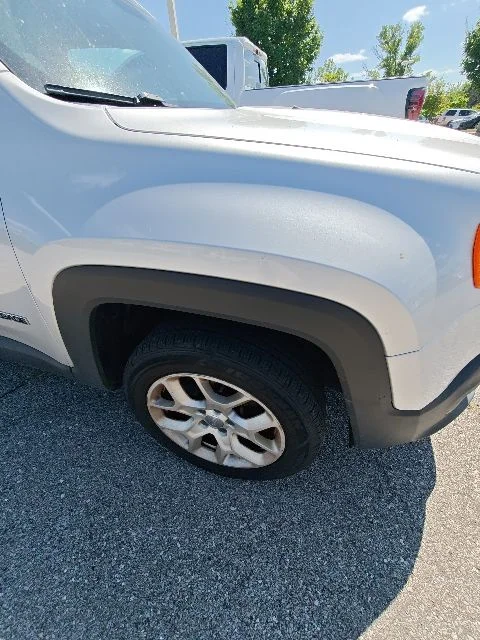 Used 2017 Silver Jeep Latitude image 25