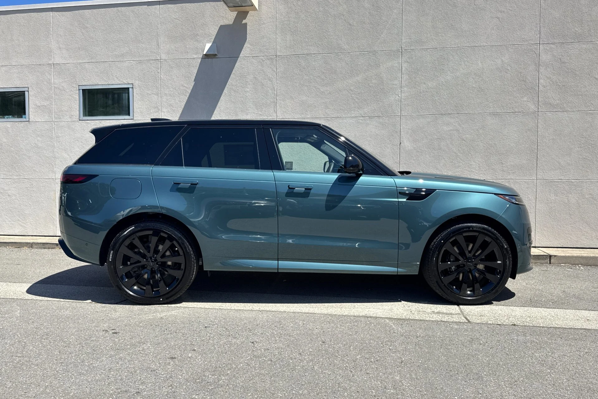 New 2026 Giola Green Land Rover Dynamic SE image 8