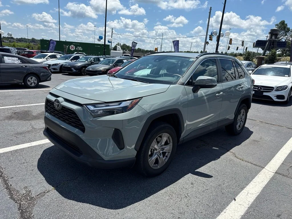 Used 2022  Toyota XLE image 2