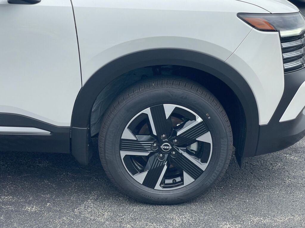 New 2026 Aspen White Tricoat/Super Black Nissan SV image 23
