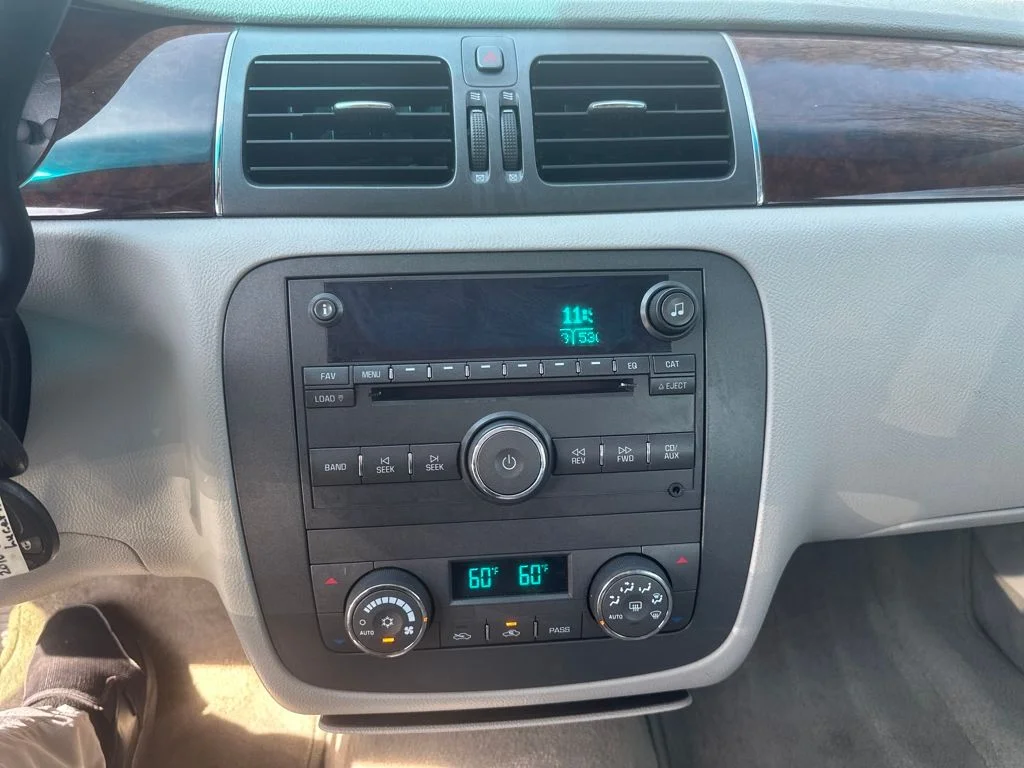 Used 2010 Silver Buick CXL Premium image 26
