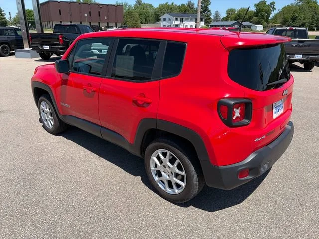Used 2023  Jeep Latitude image 5