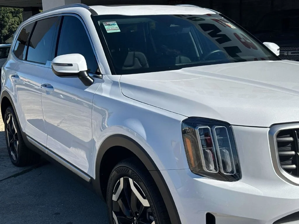 Used 2025 White Kia S image 2