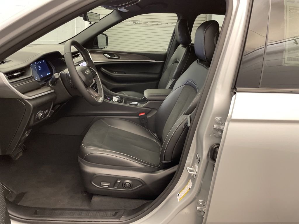 New 2026 Silver Zynith Exterior Paint Jeep Altitude image 16
