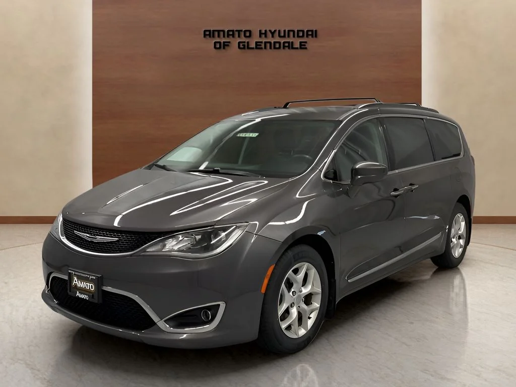 2017 Chrysler Pacifica Touring-L's photo