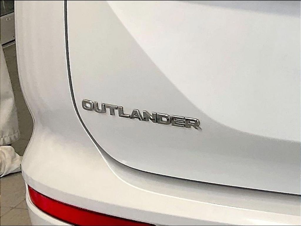 Used 2022 White Mitsubishi SEL image 28