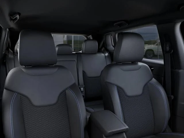 New 2026 Diamond Black Crystal Pearl-Coat Exterior Paint Jeep Latitude image 52