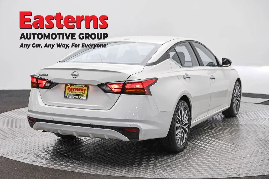 Used 2025 White Nissan 2.5 SV image 5