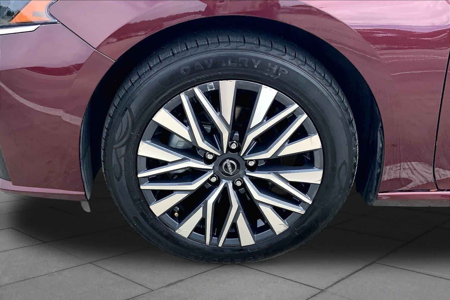 Used 2025 Garnet Pearl Metallic Nissan SV image 11