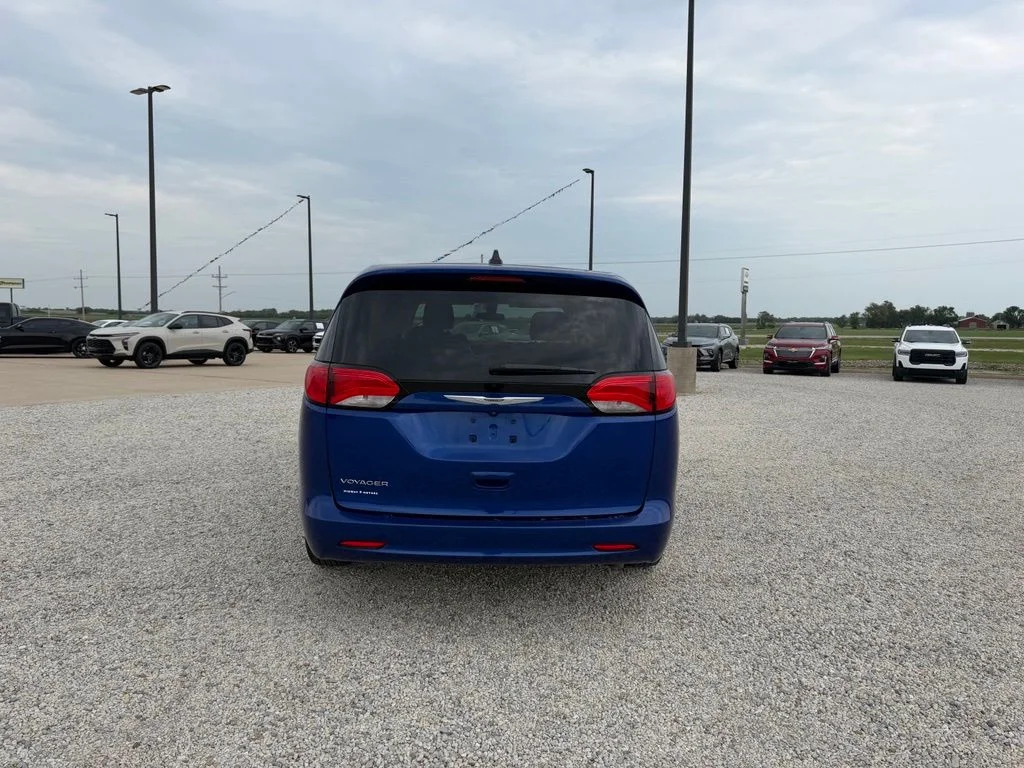 Used 2021 Blue Chrysler LX image 4