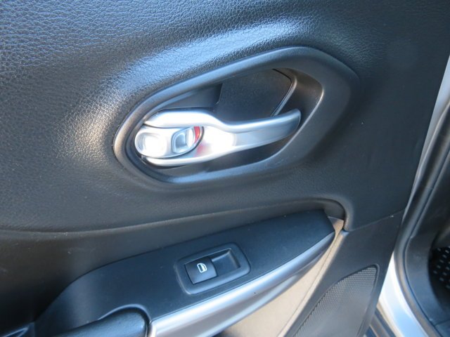 Used 2019 Gray Jeep  image 17