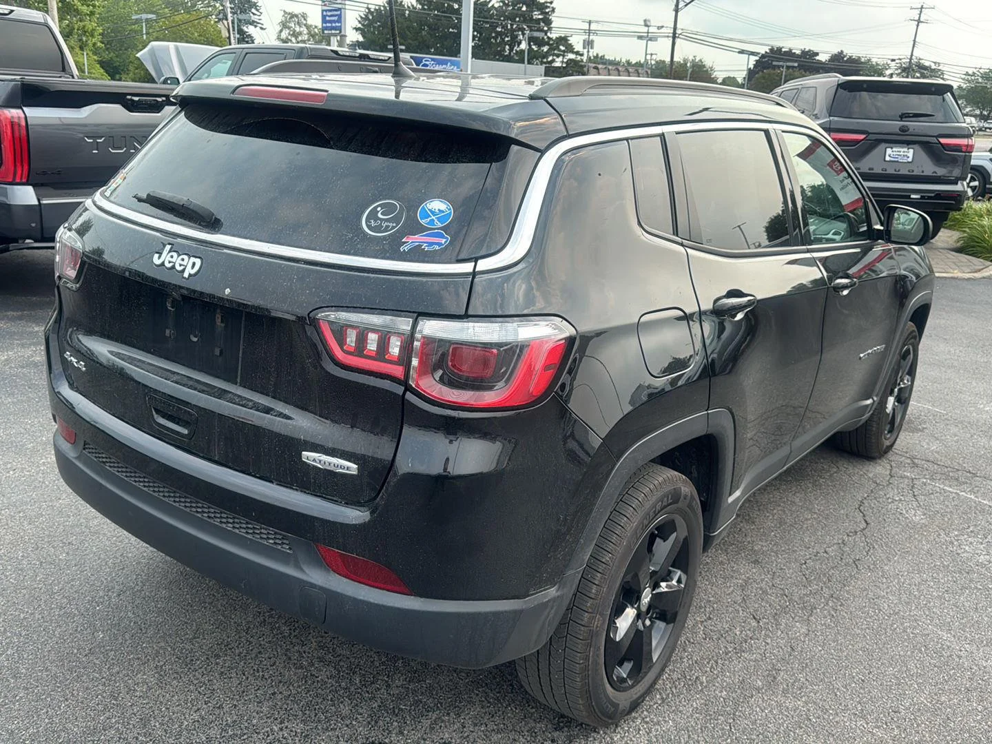 Used 2018 Diamond Black Crystal Pearlcoat Jeep Latitude image 6