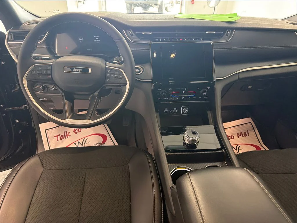 Used 2025 Black Jeep Altitude image 18