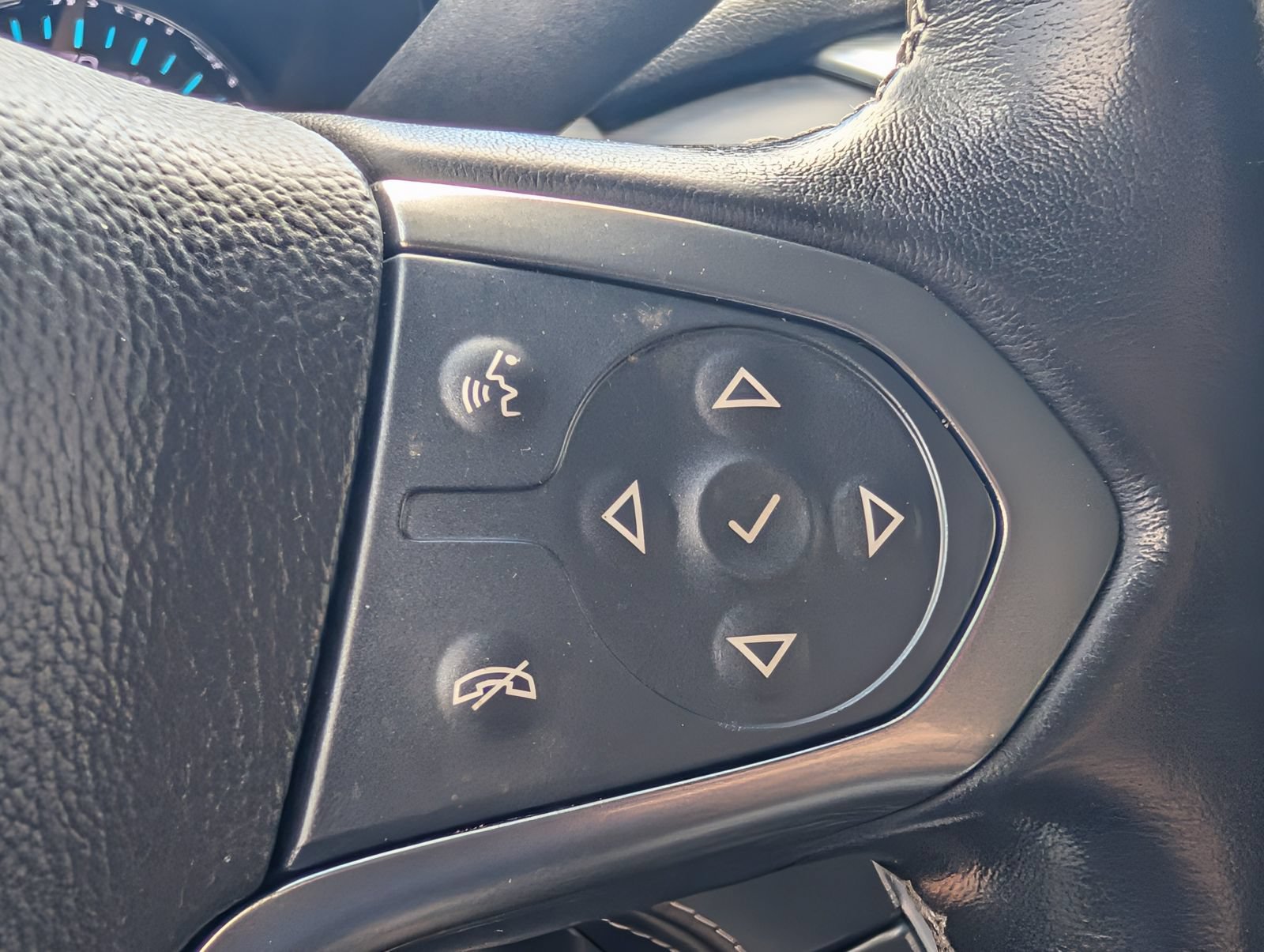 Used 2020 SHADOW GRAY METALLIC Chevrolet LS image 21
