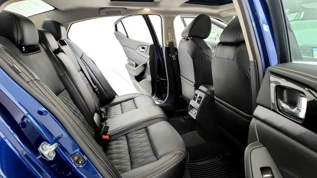 Used 2023 Blue Nissan Platinum image 18