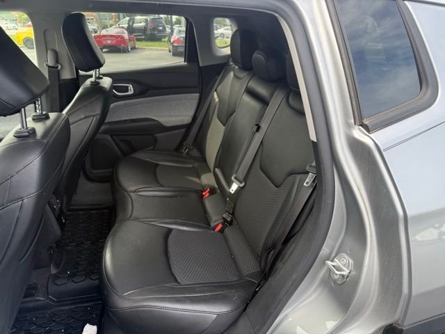 Certified Used 2022 Silver Jeep Latitude image 9