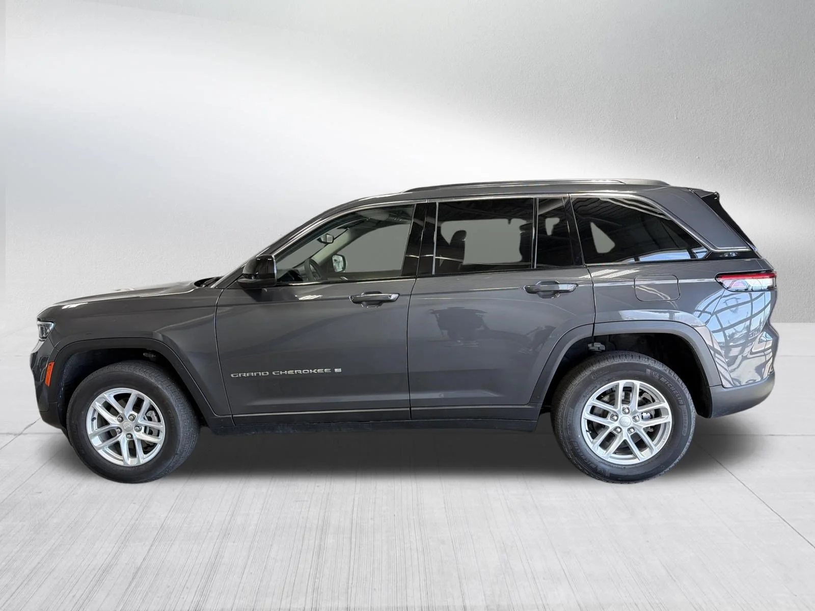 Used 2023 Baltic Gray Metallic Clearcoat Jeep Laredo image 4