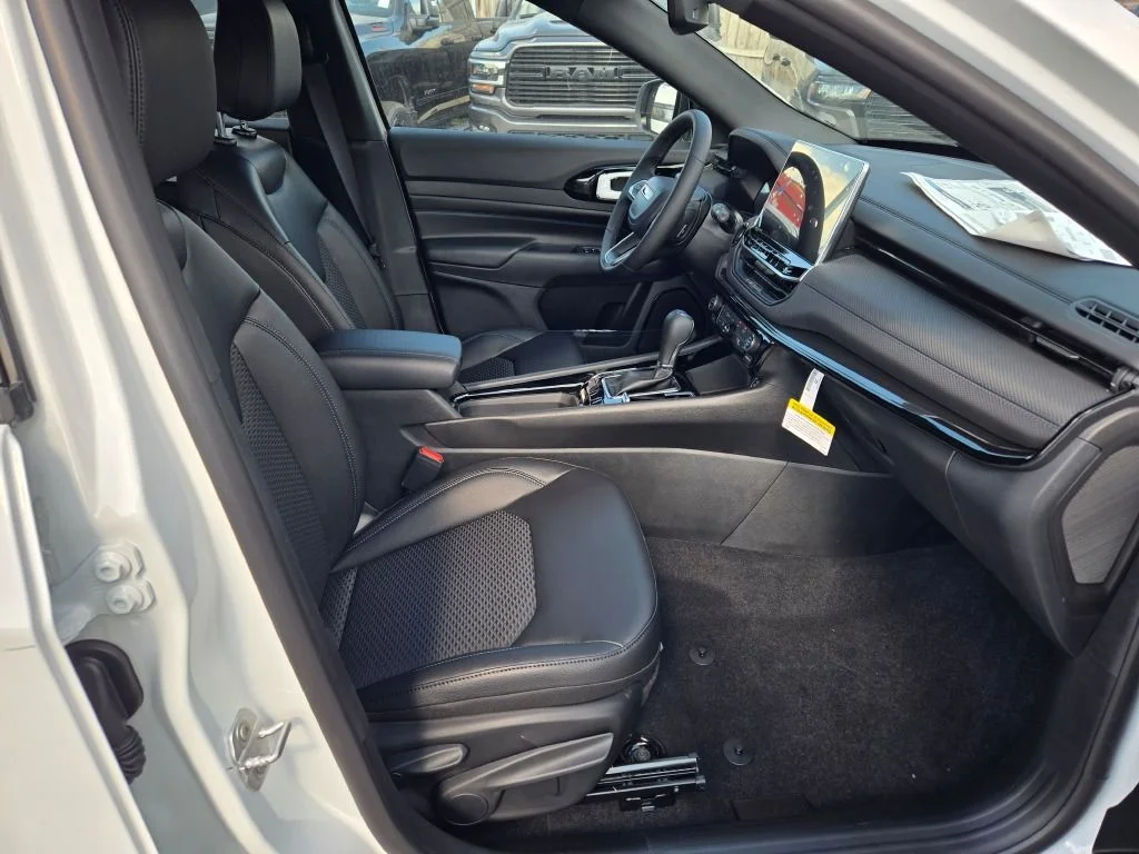 New 2026 Bright White Clearcoat Jeep Latitude image 5