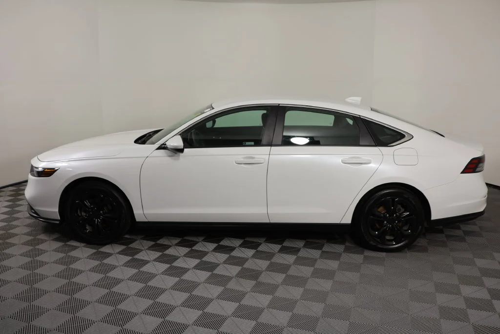 Used 2024 Platinum White Pearl Honda LX image 5