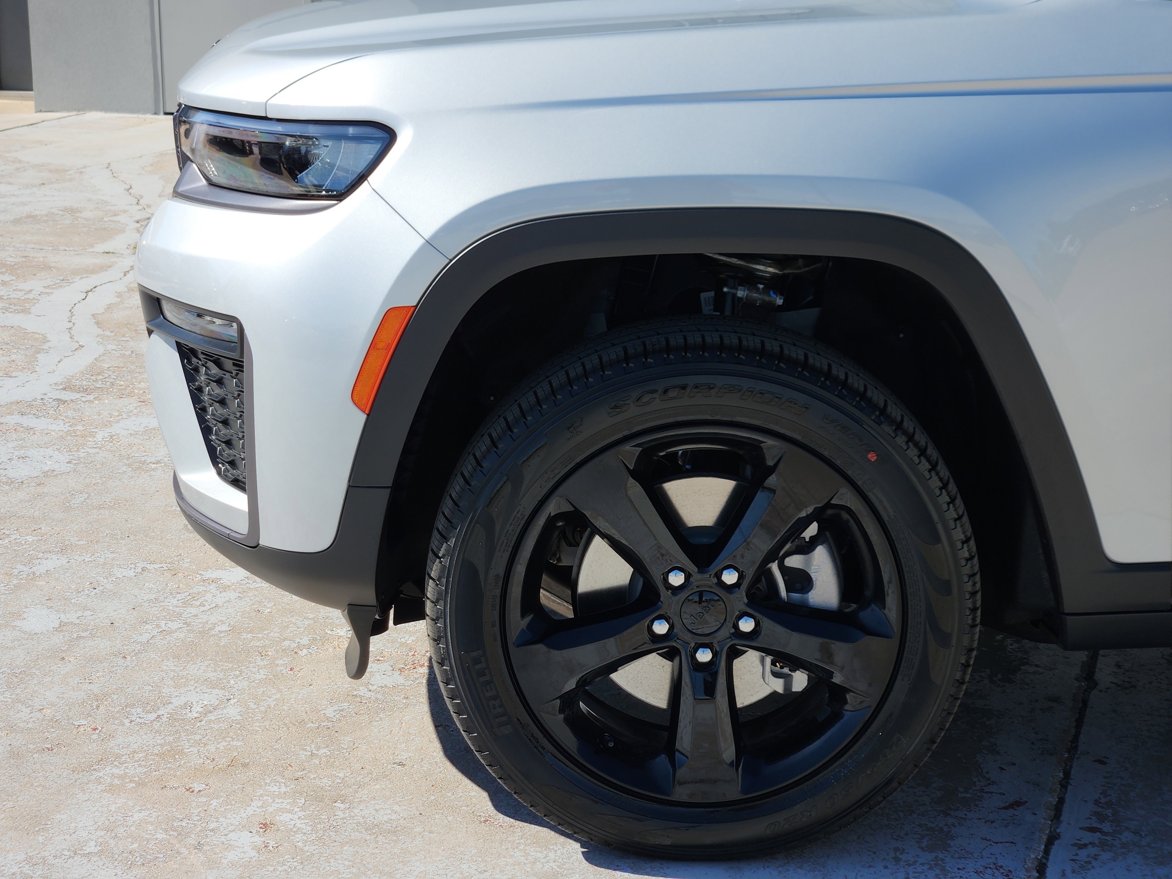 New 2026 Silver Zynith Exterior Paint Jeep Limited image 5