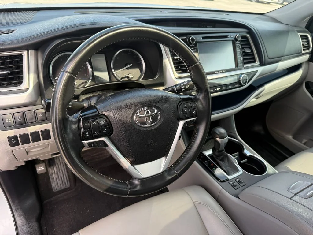 Used 2019 Silver Toyota XLE image 33