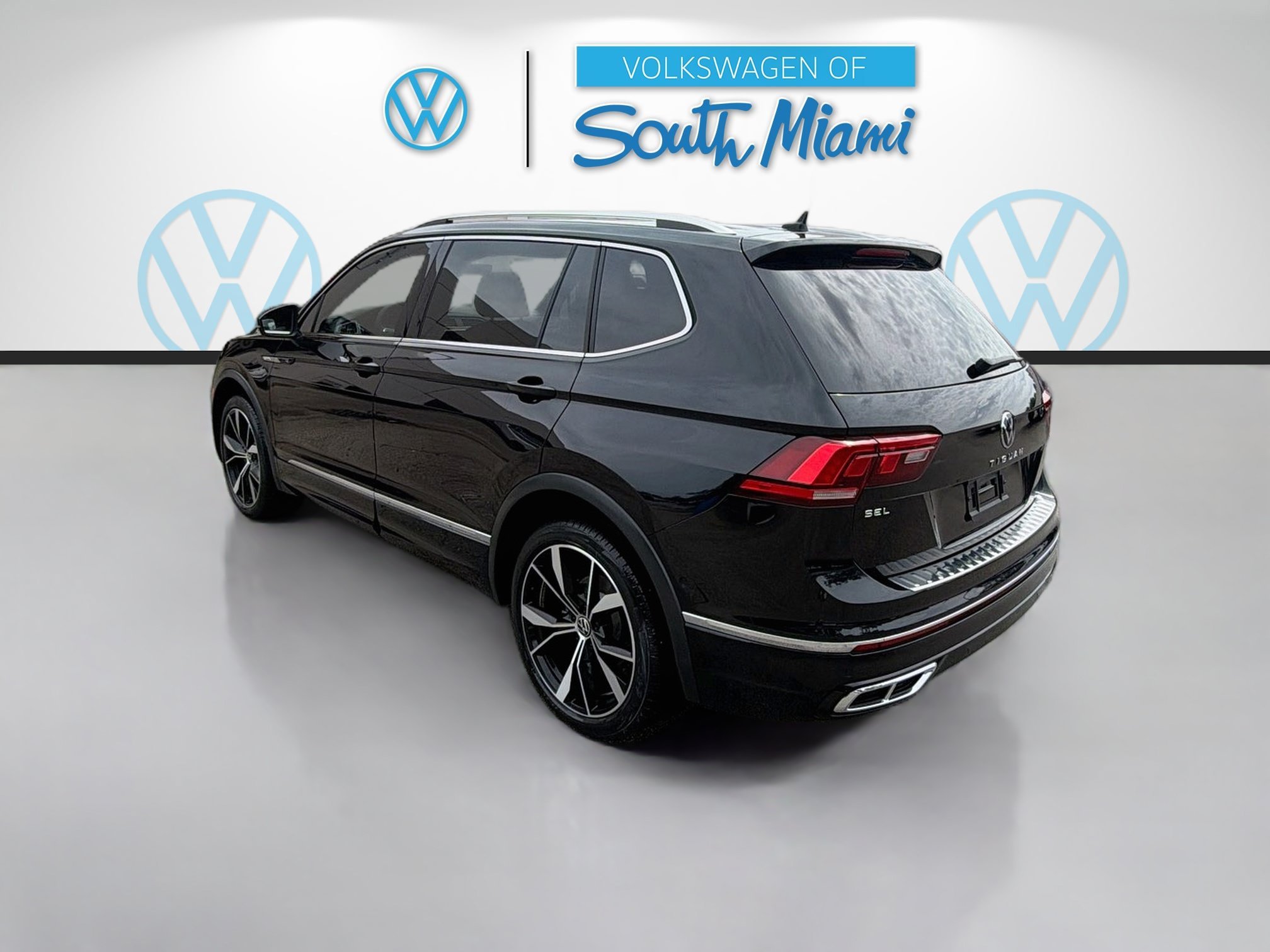 Certified Used 2024 Deep Black Volkswagen SEL R-Line image 5