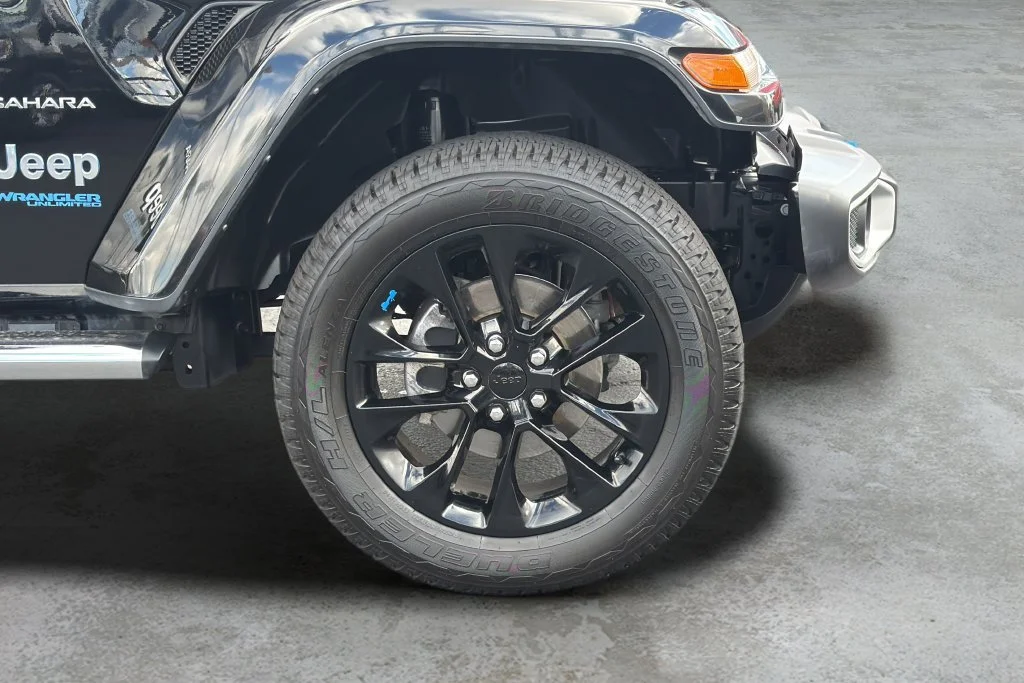 Used 2022 Black Jeep Unlimited Sahara 4x4 image 9