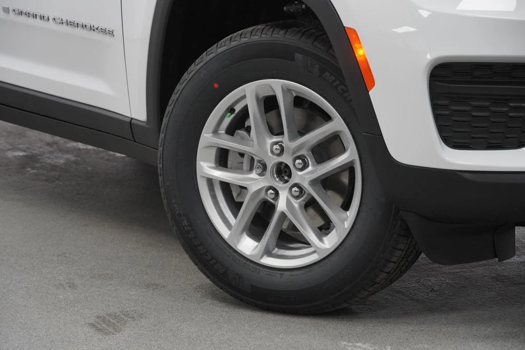 New 2026 Bright White Clear-Coat Exterior Paint Jeep Laredo image 4