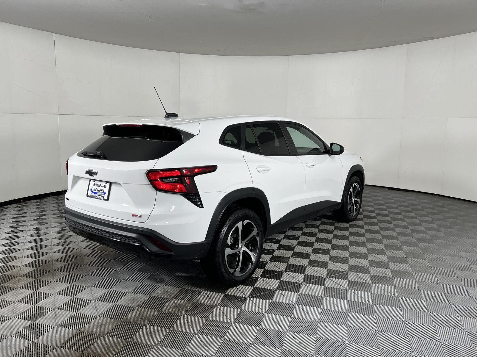 Used 2025 Summit White Chevrolet 1RS image 25