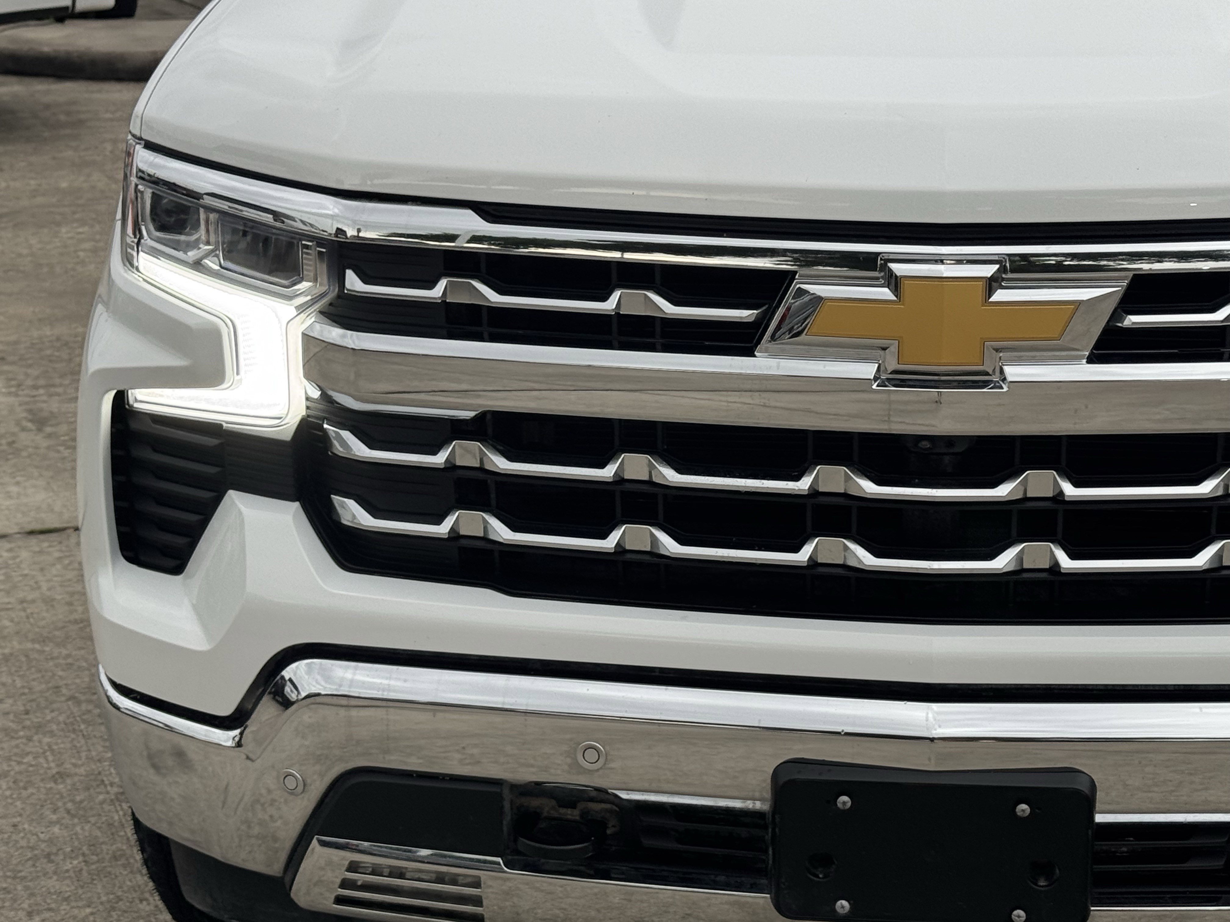 Used 2025 Summit White Chevrolet LTZ image 5