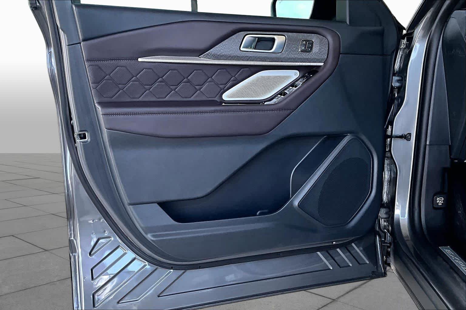 Used 2025 Carbonized Gray Metallic Ford Platinum image 22