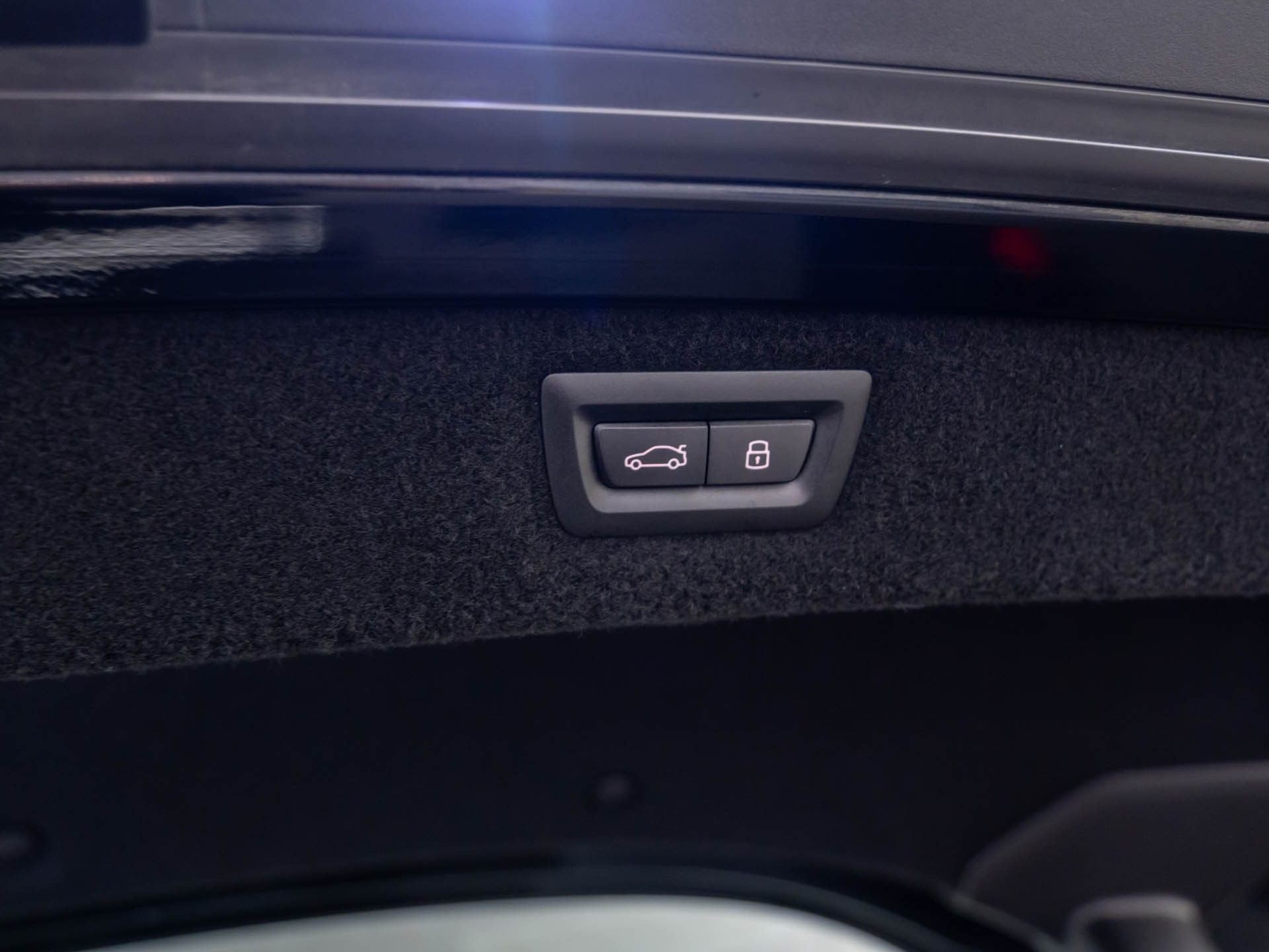 2025 BMW 8 Series M850i - Photo 36