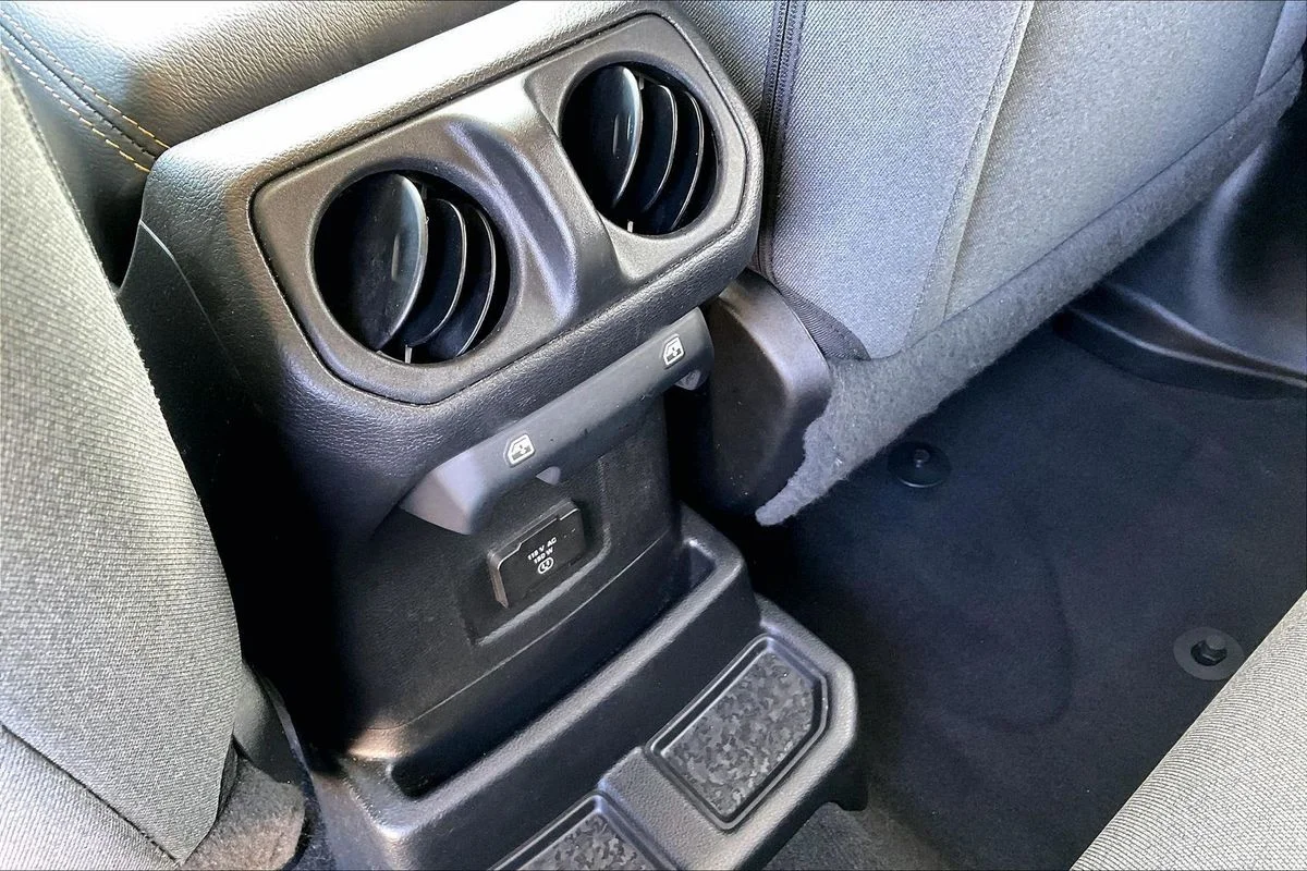 Used 2025  Jeep Sahara 4xe image 10