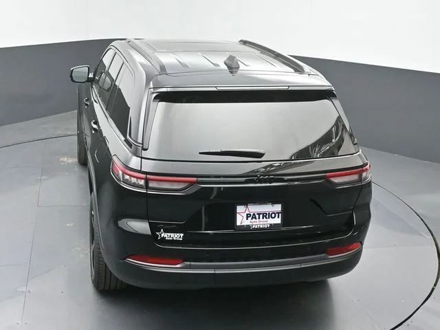 New 2026 Diamond Black Crystal Pearlcoat Jeep Limited image 34