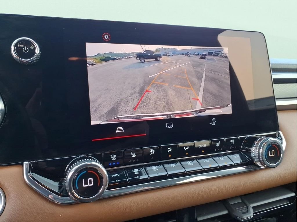 Used 2023 White GMC AT4 image 30