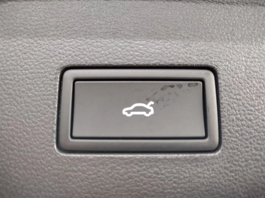 New 2026 White Volkswagen SE w/Technology image 18